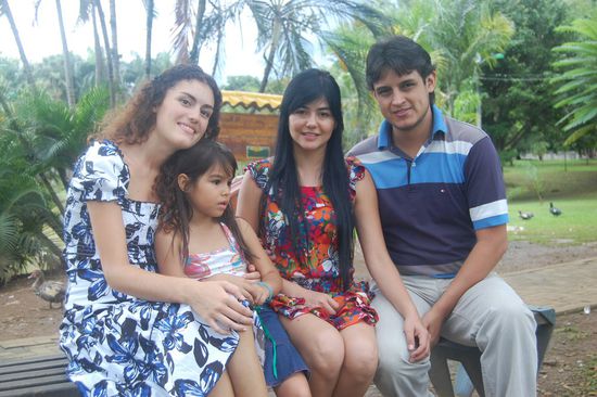 Am letzten Sabbat wurden wir dann von Karina (Bild Mitte) zum Mittagessen mit ihrem Mann (rechts) bei ihren Schwiegereltern eingeladen...