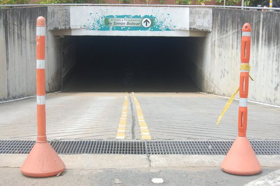 Die Parkgarage des Einkaufszentrums war aufgrund der andauernden, starken Regenfälle bis oben mit Wasser angefüllt! Wollte eigentlich noch ein näheres und genaueres Bild machen, aber der Security hatte was dagegen - auch verständlich 