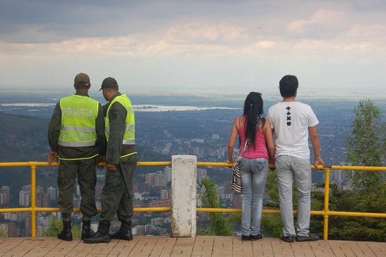 Hier sind wir auf dem Hügel mit Blick über Cali (zwei Millionen, wie Wien)...