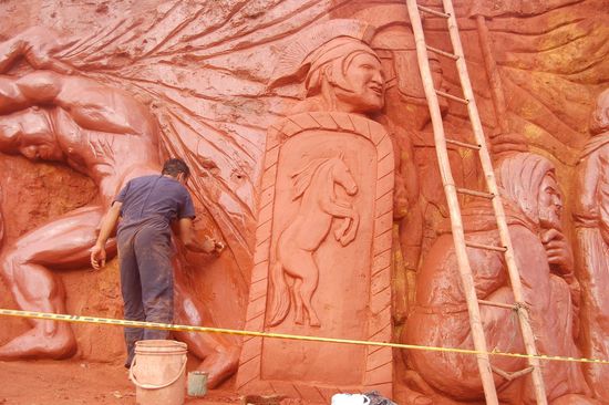 In den Lehmboden hat dieser Künstler diverse Figuren geschnitzt.