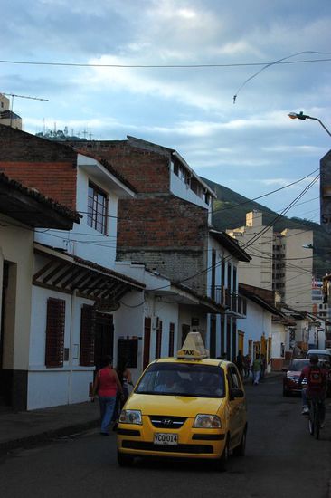 Altstadtgasse mit typischem gelben Taxi
