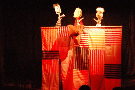 Die beiden haben die Geschichte mit Handpuppen echt richtig kreativ und lustig inszeniert! Hier wurde der Wolf gerade geknüppelt und Rotkäppchen und die Oma aus dem Bauch gerettet! 