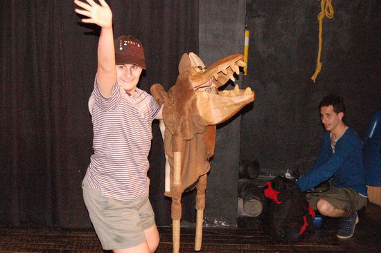 Julians Bruder Carlo ist spezial und sagt bzw. macht halt immer gleich was er gerade denkt... Nach der Show hat er uns aber alle voll erstaunt, als er auf die Bühne gegangen ist und den Wolf spielen wollte. Zufällig war in den ansonsten inzwischen leeren Sitzreihen noch eine ältere Dame mit grauen Haaren (eine richtige Oma!), die hat er dann mit dem Wolf angeheult! Alle haben gelacht und er hat sich mächtig über seinen Applaus gefreut! 