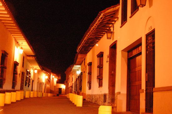 Hier noch ein Schnappschuss der Altstadt von Cali bei Nacht.
Abschiedsphotos haben wir uns hier und auch mit Liliana &amp; Diego erspart, die wären eh alle nur ganz verschwommen geworden... 