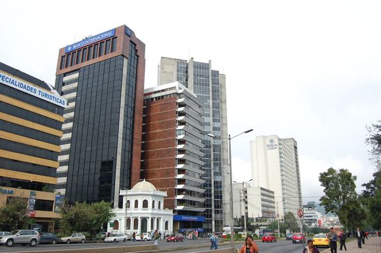Skyline von Quito mit Hilton Hotel.