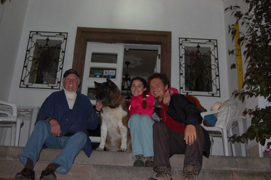 Unser Freund Gerd, der deutsche Hostelbesitzer, mit seiner Linda! Muy lindo 
(Photo ist schief wegen Selbstausloeser...)