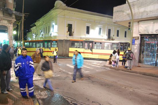 Hier ist ein Trole falsch abgebogen und hat fuer einige Zeit den kompletten Verkehr hinter ihm lahmgelegt. Wir waren hinter ihm der zehnte Trole, der vielleicht schon 20 Minuten gestanden ist und haben deshalb zu Fuss fortgesetzt.