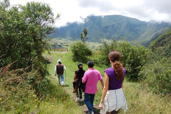 Unsere Gruppe, bestehend aus zwei Paeaerchen (schaut gut aus ohne Umlaute *gg*) und dem Fuehrer auf dem Weg zum Kraterrand.