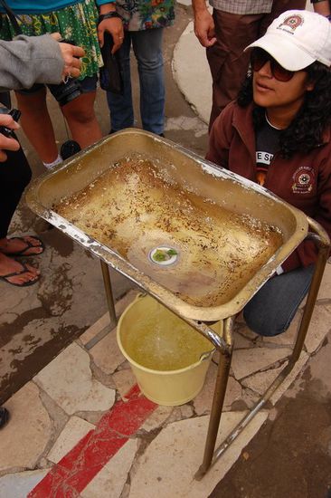Wasserspiele - faszinierend: Hier direkt ueberm Aequator fliesst das Wasser ohne Wirbel ab...