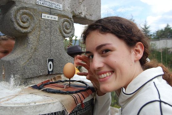 ...und ein Ei laesst sich relativ leicht auf nem Nagel balanzieren.