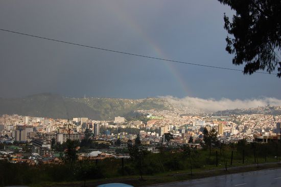 Rueckfahrt im Bus Richtung Quito mit Regenbogen ueber der Metropole!