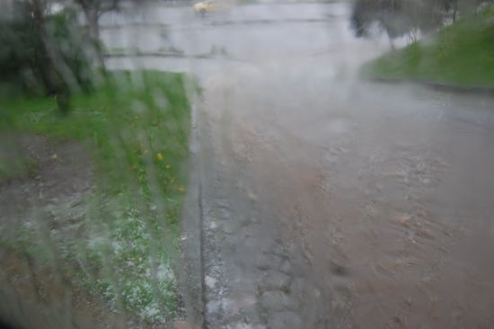 Bei der Rueckfahrt im Bus fing es an aus Eimern zu schuetten und zu hageln. Wir alle (vielleicht 10 Leute) haben also gestreikt auszusteigen, so musste der Bus warten. 