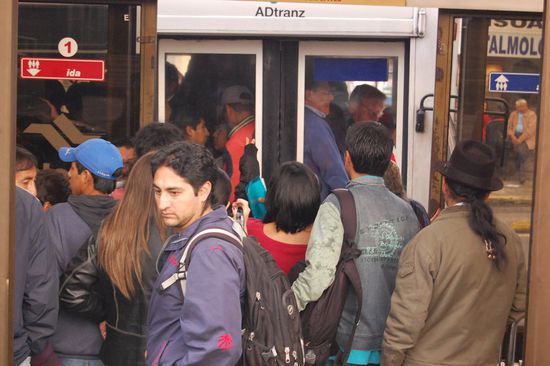 Typische Quetscherei. In Wien kommen in der Rush-Hour wenigstens alle zwei Minuten U-Bahnen *g*