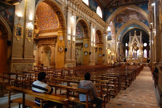 Die prachtvolle Dominikanerkirche gegenueber unseres Hotels von innen, mit hunderten Marienstatuen und -bildnissen...