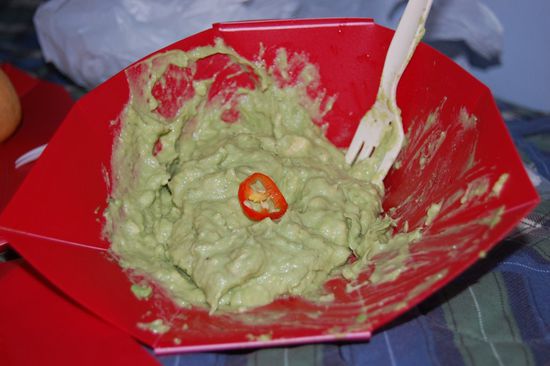 Und dazu selbstgemachte Guacamole mit scharfer Chilli aus faltbarem Geschirr 