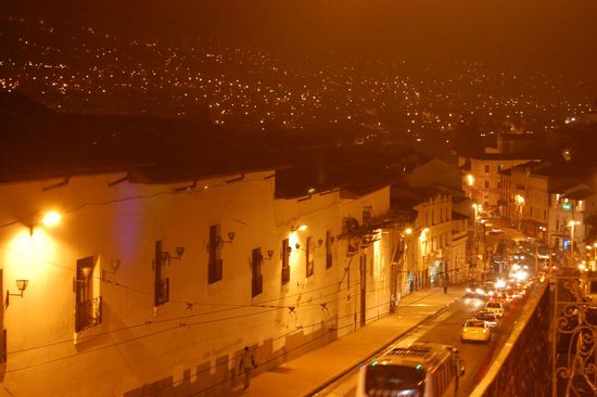 Quito bei Nacht vom Hotelzimmerbalkon