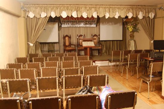 Eine leere Gemeinde nach dem Abendprogramm 
Alles hier kommt mir vor wie aus den 80ern, die Vorhaenge, die Plastikblumen, auch draussen auf der Strasse die Geschaefte und was sie verkaufen - ein ganz eigenes Flair.