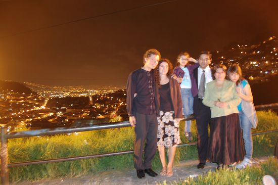 Quito bei Nacht - und wir haben gelacht (nicht nur fuers Photo! )