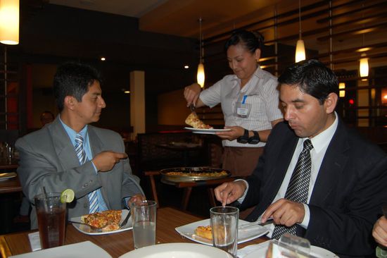 Wurden am Abend noch zu Pizza-Hut eingeladen. 