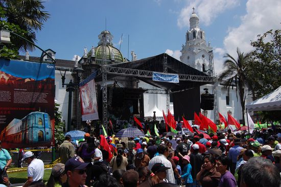 Viele Menschen auf der Strasse, die am 1. Mai den Gruendungstag des Illuminatenordens feiern...ach nein, natuerlich "Tag der Arbeit".