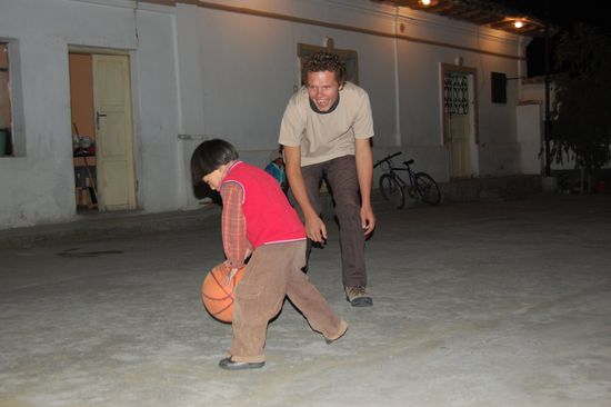 Stefan spielt mit den Nachbarskindern Basketball.