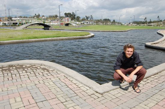 Stefan mit schoenem Park im Hintergrund