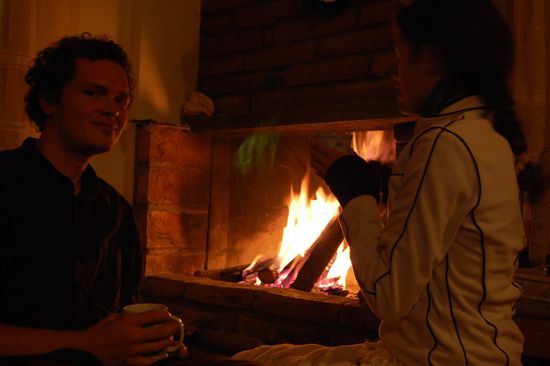 Wir essen romantisch vor dem Kamin. 