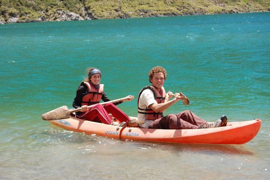 Unser kleiner Kanuausflug (man beachte die selbstgeschnitzten Holzpaddel, die sehr schwer sind)