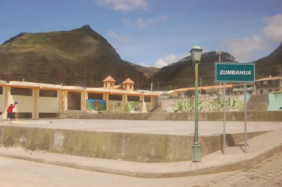 Stadt Zumbahua, links eine Indianerfrau beim Spreu vom Mais trennen 