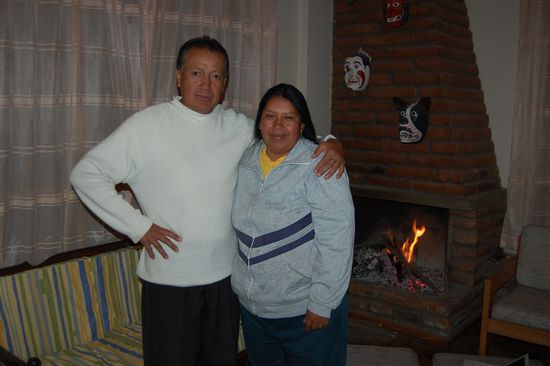 Laura mit ihrem lieben Mann Hugo (haben einen sehr netten Abend miteinander verbracht vor dem Kamin)