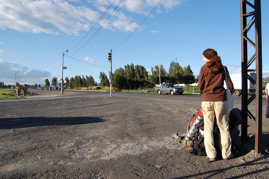 Wir warten an der Panamericana auf einen Bus nach Baños.