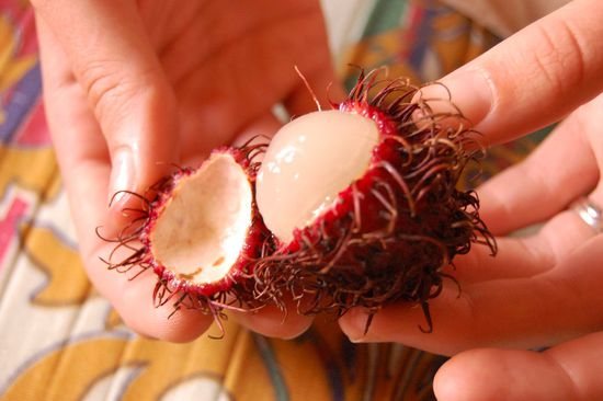 Exotische Stachelfrucht, haben leider immer wieder den Namen vergessen. Schmeckt ein bisschen wie Lychee.