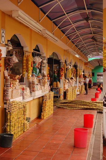 ...und dann als typische Süßigkeit der Stadt an den Ständen verkauft.