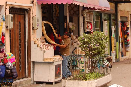 Melcoche (zähe Zuckerrohrpaste) wird hier bearbeitet.