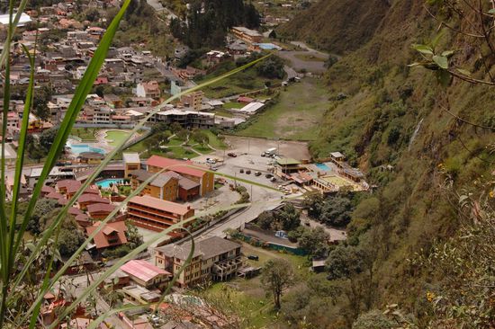 Rechts am Hang ist eine der vier Thermen der Stadt Baños.