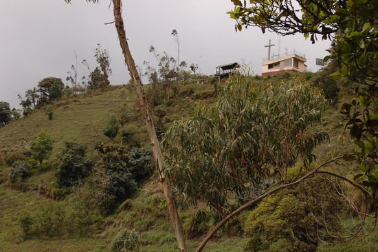 Bellavista mit dem weißen Kreuz - da wollen wir hin!
Oben hats dann leider angefangen ziemlich zu regnen, so hab ich dann erstmal die Kamera eingepackt...