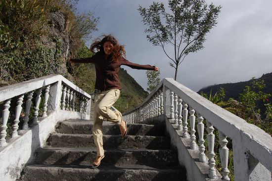 Nach einer kurzen Pause sprangen wir die paar hundert Stufen hinab. Übrigens ist dieser Abgang beleuchtet und wirkt daher in der Nacht von unten gesehen ein bisschen wie eine Skipiste im Flutlicht. 