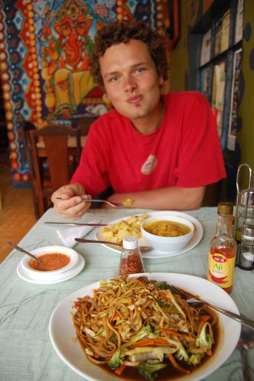 Wir gönnten uns dann ein warmes Essen im "Cafe Hood" (von einem ausgestiegenen Italiener geführt). Mimi hatte Pat Thai und ich Hindu Plate - beides äußerst lecker! 