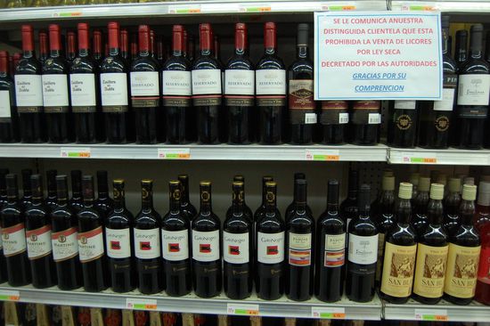 Aufgrund der nationalen Wahl (in "direkter Demokratie" wurde über zehn verschiedene Fragen mit einem "Si" oder "No" abgestimmt) gab es im ganzen Land 36 Stunden vorher Alkoholverbot - somit wurde weder in Lokalen, noch in den Supermärkten Alkohol verkauft.
