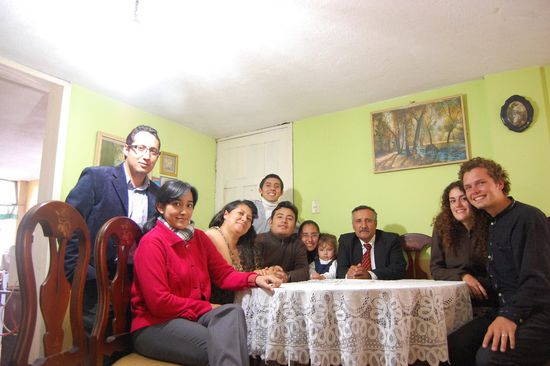 Susanna (dritte von links) mit Mann, Kindern, Schwiegerkindern und der kleinen Enkelin. Irgendwie hat die Chemie so schön gestimmt, dass wir den ganzen Nachmittag durch gelacht haben! 