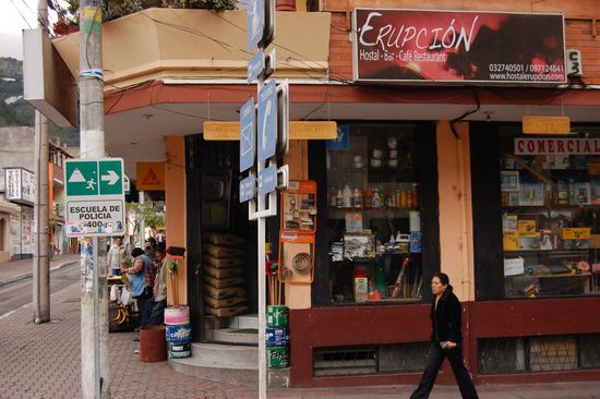 Kleiner Nachmittagsspaziergang durch die Stadt: "Hostal Eruption"  und links ein Wegweißer zum nächsten "Refugio" - einem provisorischen Unterstand und ersten Schutz bei heißem Ascheregen mit Gestein - nahe der Polizeischule.