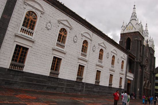 Die schwarzen Steine der Kathedrale sind Vulkangestein.
