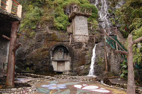 Beim von der ganzen Stadt aus sichtbaren Wasserfall.