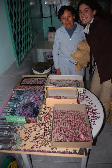 Abends dann auf Besuch bei Mercedes im Haus, deren Passion das Lösen von großen Puzzlen ist!