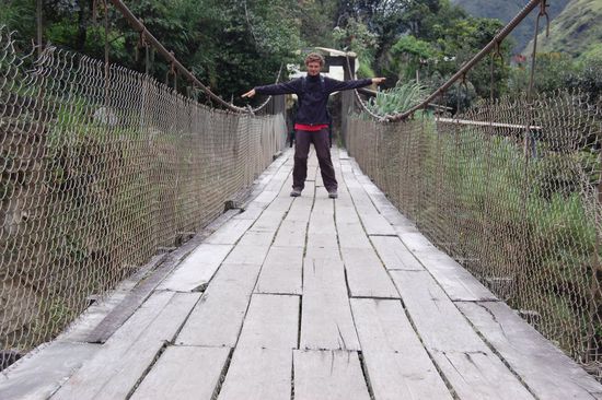 Über diese wackelige Hängebrücke mussten wir nicht drüber - aber wir wollten 