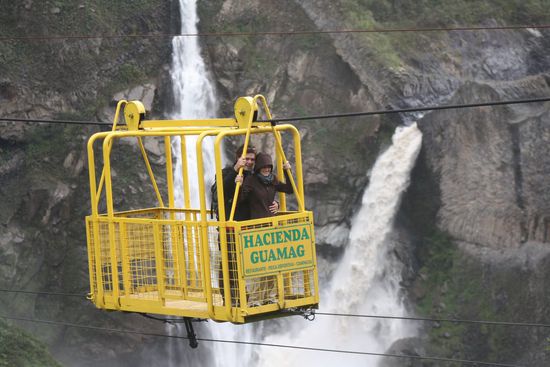 Vorbei an den zwei Wasserfällen.