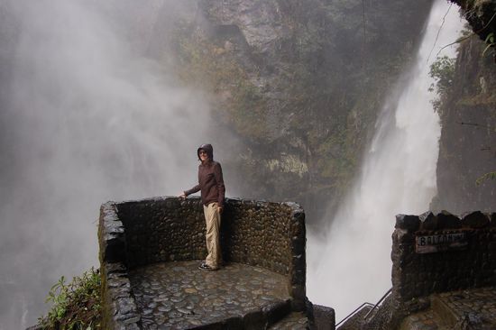Mimi testet mal die Sicht aus - dank der vielen Regenfälle, war hier im Moment eine extreme Wassermenge im Durchlauf...