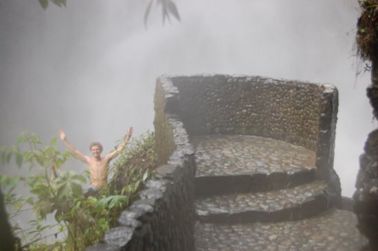 Also zogen wir uns so weit es ging aus und hatten unser Vergnügen im eiskalten Spritzwasser. Das eigentlich krasse Erlebnis muss jedoch ohne Photos auskommen: Unter den Felsen konnte man geschützt bis hinter den Wasserfall klettern - was ein Erlebnis war, das seinesgleichen sucht! Tonnen von donnerndem Wasser über einem, die sekündlich in die Tiefe stürzen...