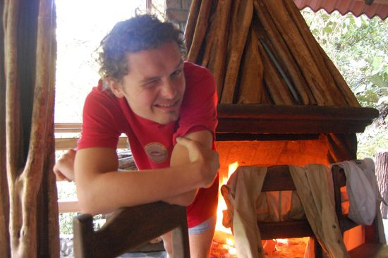 Unsere nassen Hintern wärmten wir dann am offenen Feuer und unsere Bäuche bei einem heißen Tee...