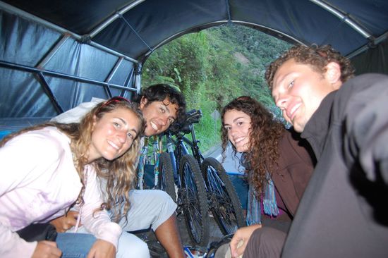 ...und lernten dabei unsere Mitabenteurer Conny &amp; Carlos, zwei Chilenen kennen. Hier dann auf der Rückfahrt hoch nach Baños.